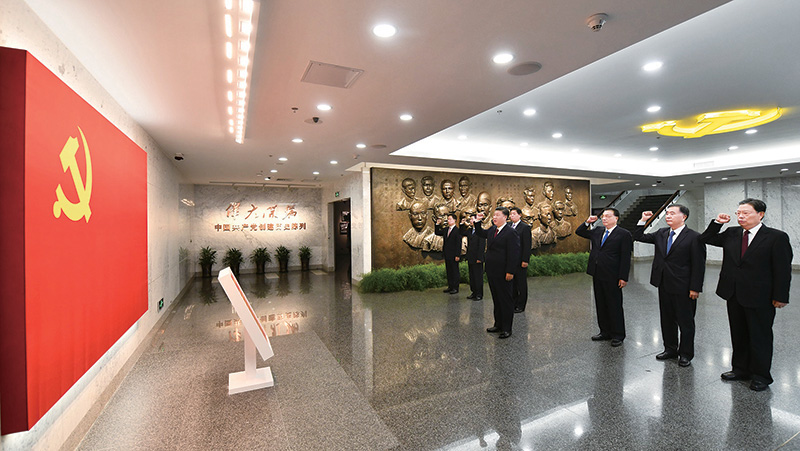 2017年10月31日，中共中央總書記、國家主席、中央軍委主席習近平帶領中共中央政治局常委李克強、栗戰書、汪洋、王滬寧、趙樂際、韓正，瞻仰上海中共一大會址和浙江嘉興南湖紅船。這是31日上午，在上海中共一大會址紀念館，習近平帶領其他中共中央政治局常委同志一起重溫入黨誓詞。 